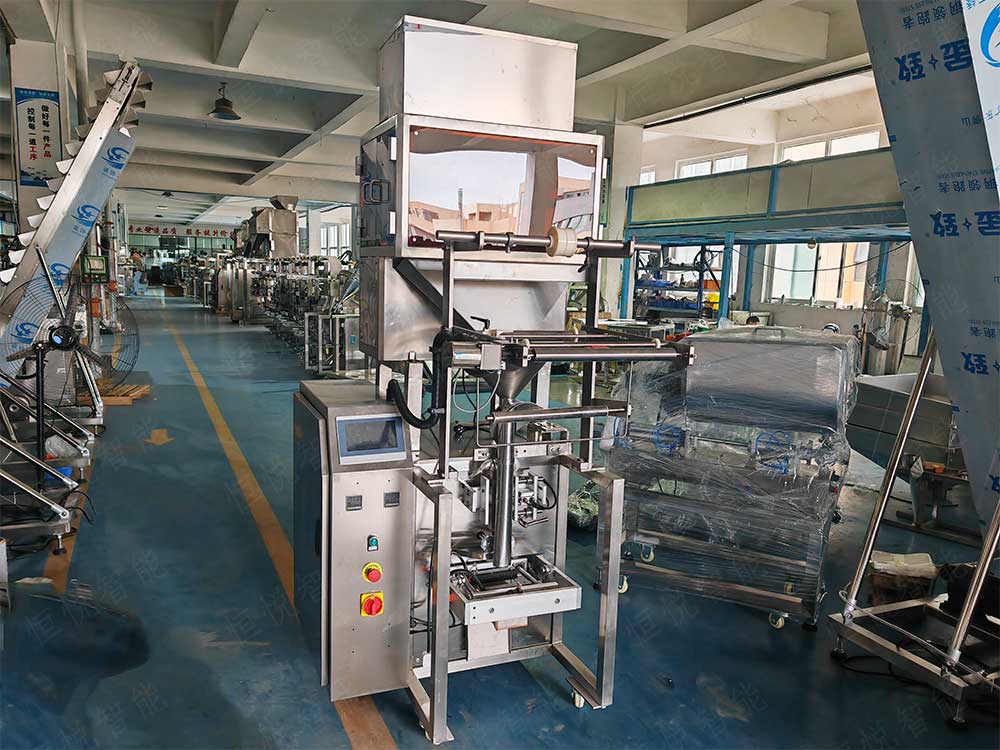 小型自動稱重包裝機廣泛應(yīng)用于食品、藥品、化工等行業(yè)的小劑量產(chǎn)品包裝