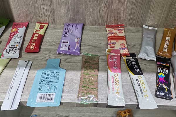 奶茶粉末包裝機(jī)可采用三邊封、四邊封、圓角袋型