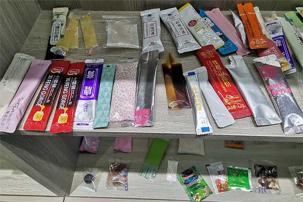 全自動(dòng)小型包裝機(jī)能夠滿足顆粒、條塊、片狀、球狀、粉料、液體、膏體產(chǎn)品的自動(dòng)定量包裝