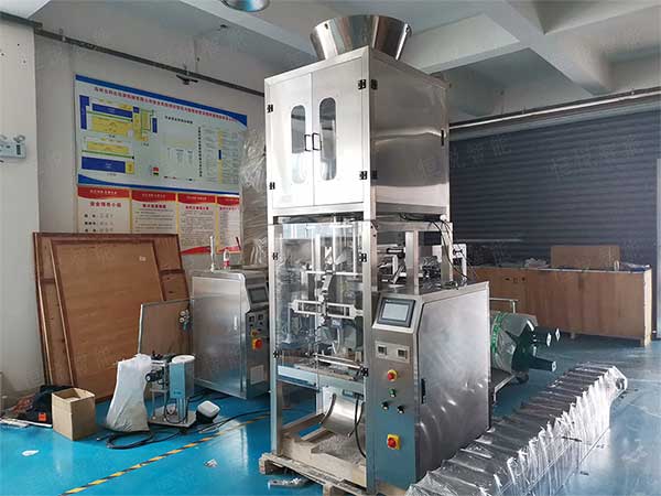 全套粉體自動(dòng)包裝機(jī)流水線由螺桿計(jì)量機(jī)、真空上料機(jī)、成品輸送機(jī)組成