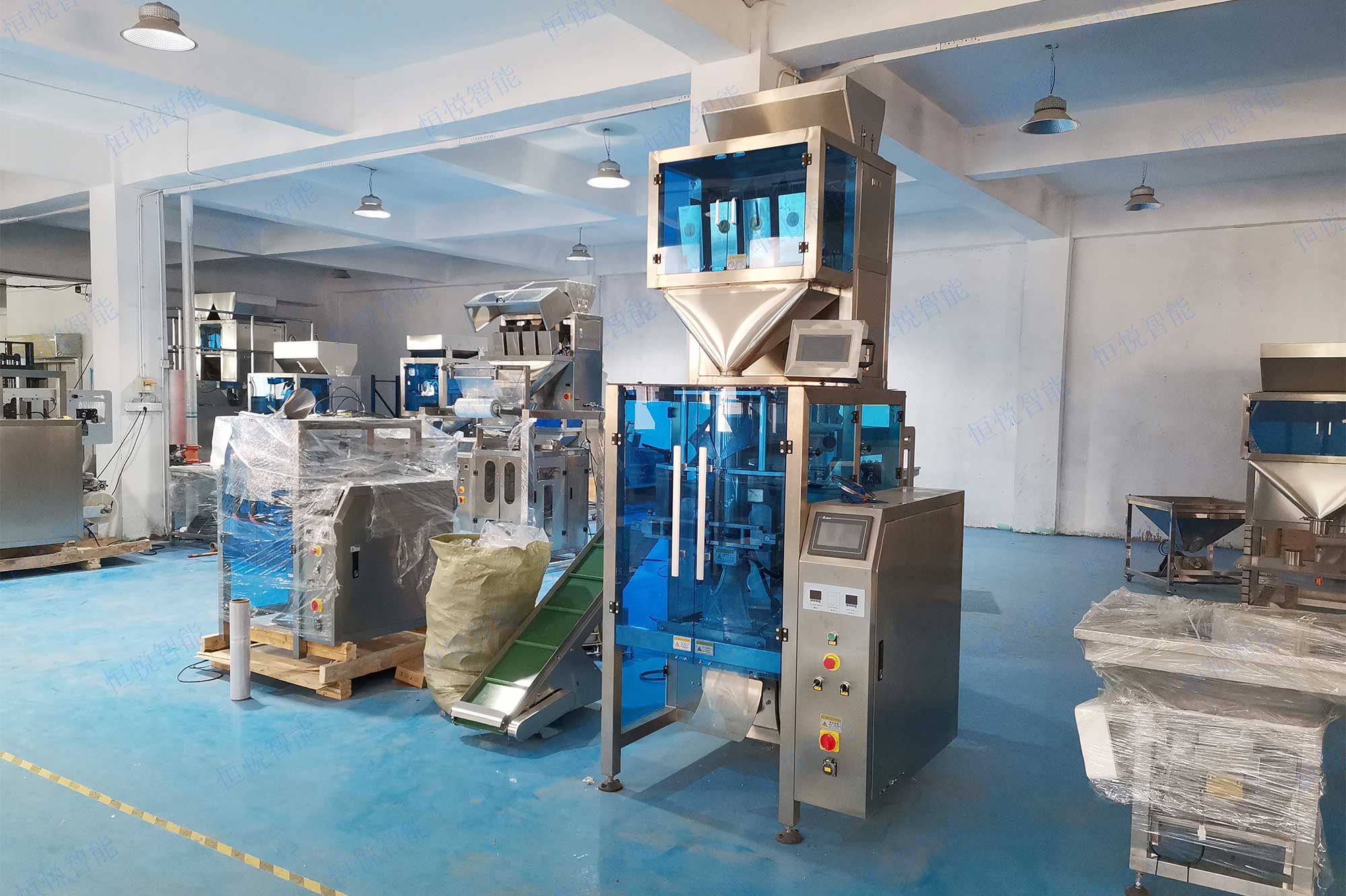 全自動(dòng)顆粒稱重包裝機(jī)械設(shè)備是一種機(jī)械給料裝置與傳感器稱重裝置結(jié)合的一種定量裝袋機(jī)械